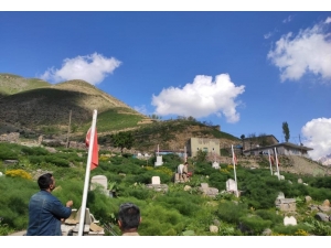 Şehit Mezarlarındaki Türk Bayrakları Yenilendi