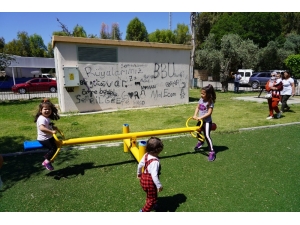 Parka Koşan Çocuklara Oyuncak Dağıtıldı