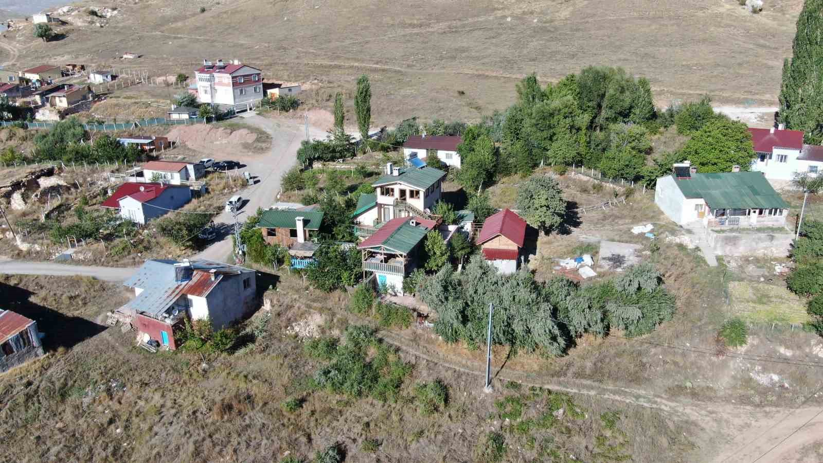 koye-yerlesen-kamu-emeklisi-koyde-kafeye-cevirdigi-iki-katli-evinde-vatandaslara-hizmet-veriyor