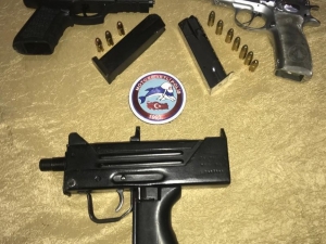 Düzce’de Kumar Operasyonunda ‘Uzi’ Yakalandı