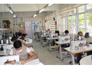 Şanlıurfa’da Gönüllü Olarak 100 Bin Maske Ürettiler