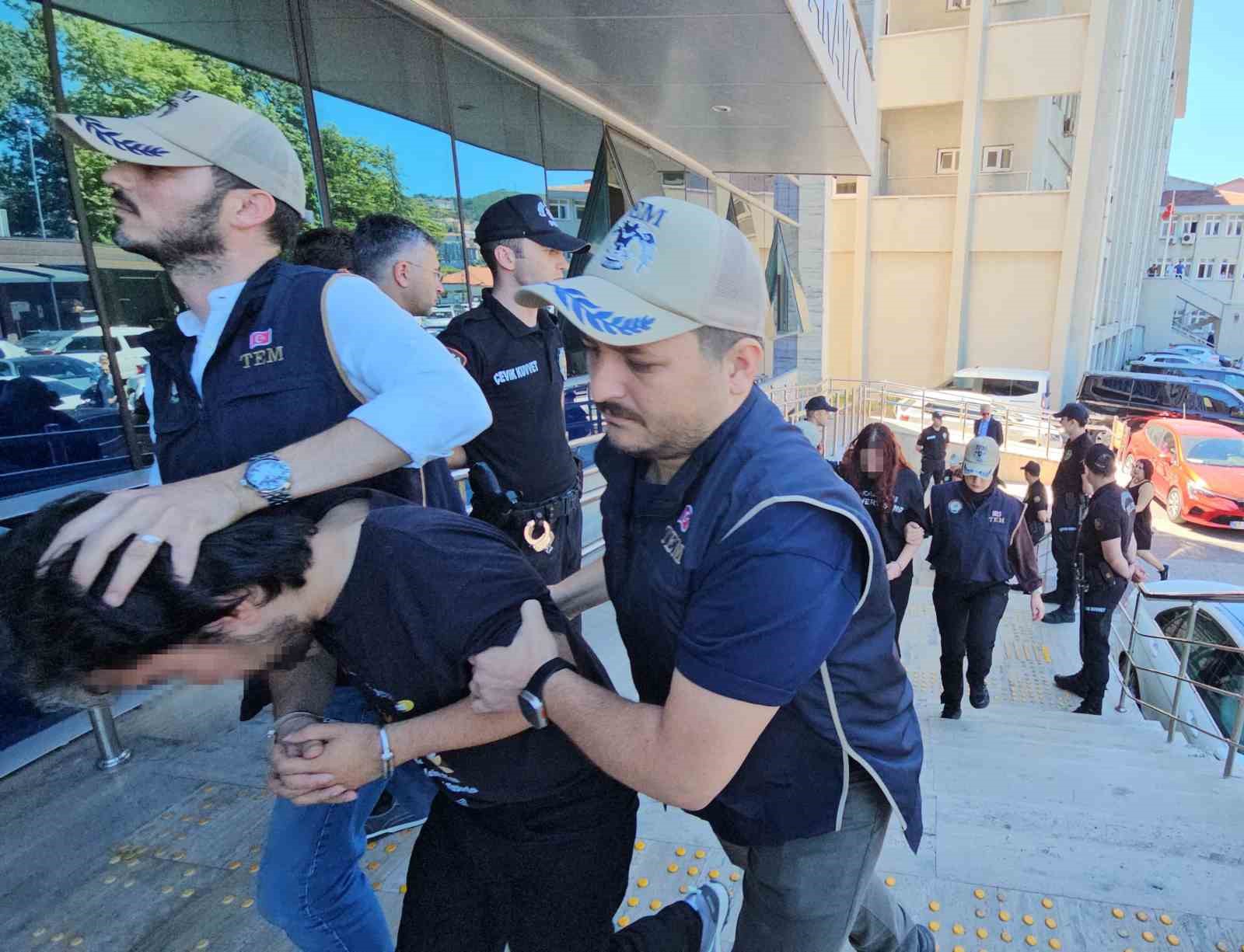 zonguldak-ta-teror-orgutu-operasyonunda-tutuklanan-3-ogrenci-hakim-karsisinda