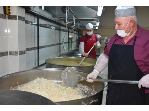 Şehzadeler’de Her Gün 700 Aileye Sıcak Yemek