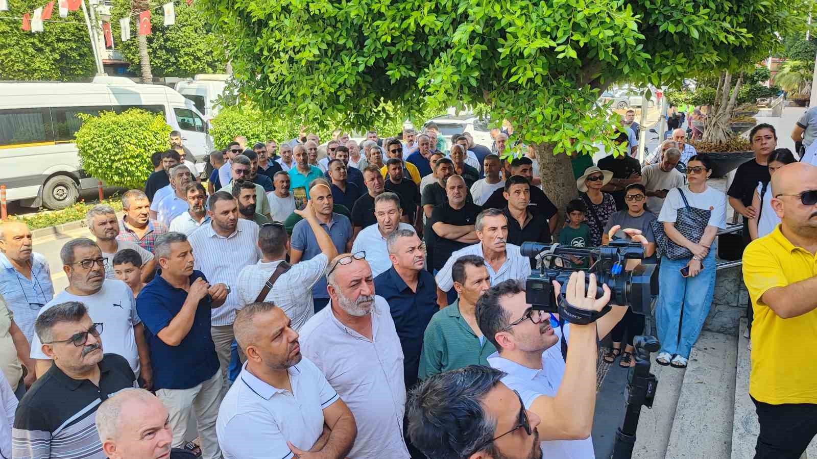 adana-da-serviscilerin-s-plaka-tepkisi