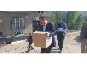 Başkan Ürek İhtiyaç Sahibi Aileleri Ziyaret Edip Gıda Kolisi Dağıtıyor