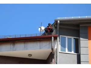 Mahsur Kaldığı Çatıda Bağdaş Kurarak Kurtarılmayı Bekledi, Kimse Çatıya Neden Çıktığını Anlayamadı
