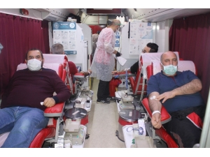 Eğitimciler Kan Bağışı İçin Kuyruğa Girdiler