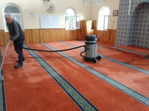 Gönüllü Olarak Camileri Açılışa Hazırlıyorlar