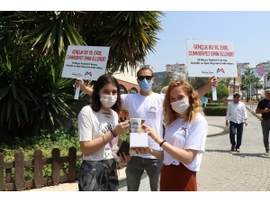 Mersin’de Sokağa Çıkan Çocuklara Hediye Sürprizi