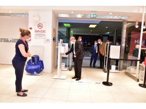 Vali Deniz, Alışveriş Merkezinde İncelemelerde Bulundu