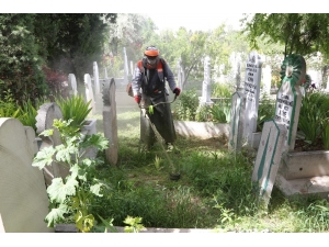 Mezarlık Ziyaretlerinde Sosyal Mesafe Uyarısı