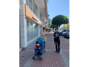 Kaldırımlarda Park Halindeki Araçların Camlarına Uyarı Broşürü Bıraktılar.