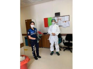 Manavgat Emniyeti’nden Hemşirelere Çiçek Ve Teşekkür