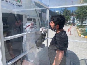 Isparta’da Berber Ve Kuaförlere Covid-19 Testi Yapılıyor