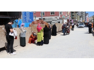 Ptt Önünde Sosyal Mesafe Kuyruğu