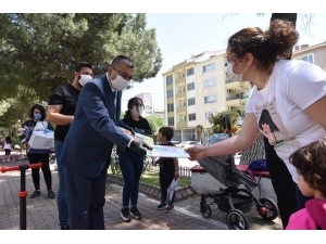 Başkan Öz’den Çocuklara Hediye