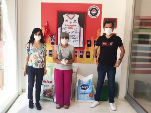 Bağış Toplayan Öğrenciler Sokak Hayvanlarını Unutmadı