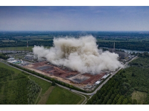 Almanya’da Nükleer Santralin 150 Metrelik Soğutma Kuleleri Yıkıldı