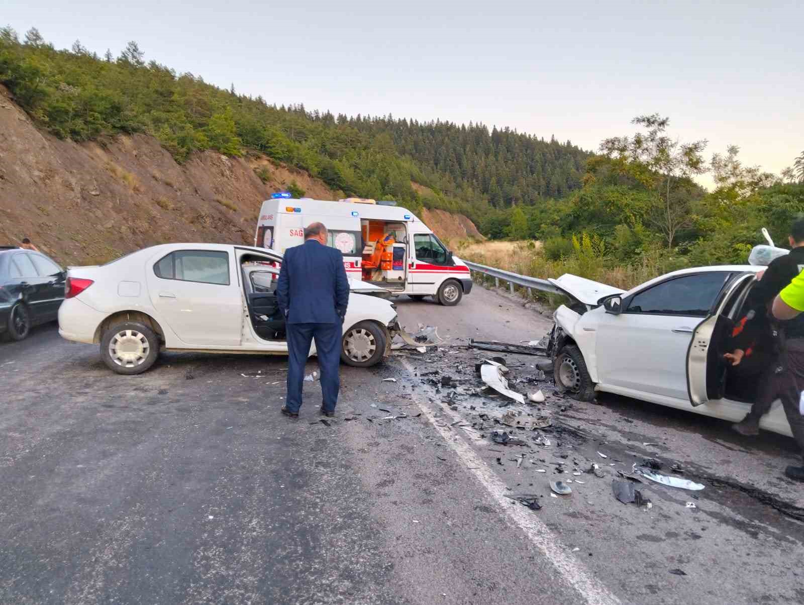 kastamonu-da-iki-otomobil-kafa-kafaya-carpisti-4-yarali