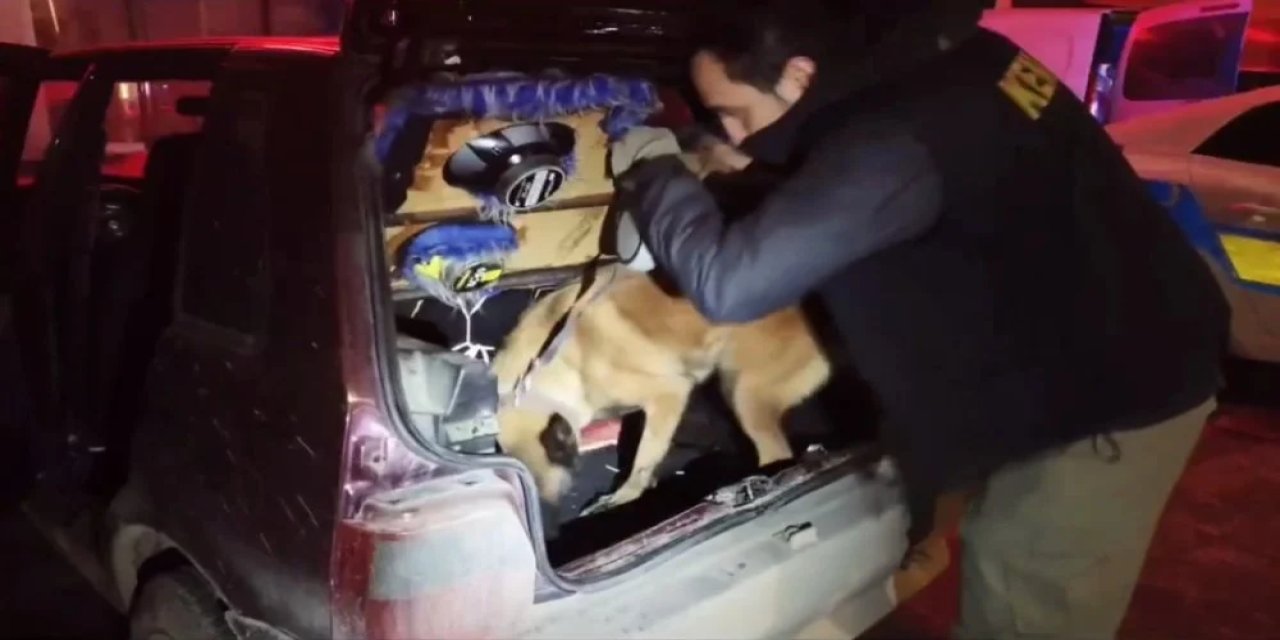 Polise yakalanmamak için seyir halindeki araçtan uyuşturucu maddeyi böyle attı