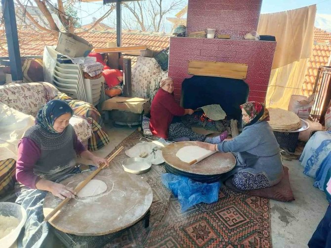 Bayram Köyde Bir Başka