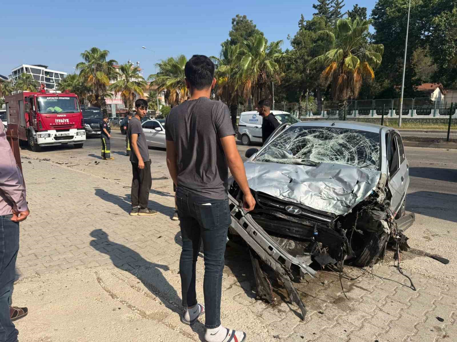 kontrolden-cikan-otomobil-refujdeki-bariyerlere-carpti-1-yarali
