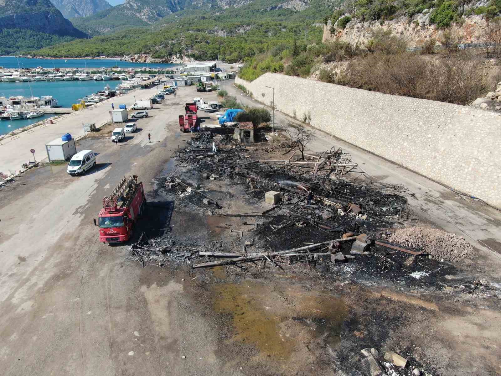balikci-barinagi-ndaki-yanginin-ardindan-geriye-demir-yiginina-donen-tekneler-kaldi