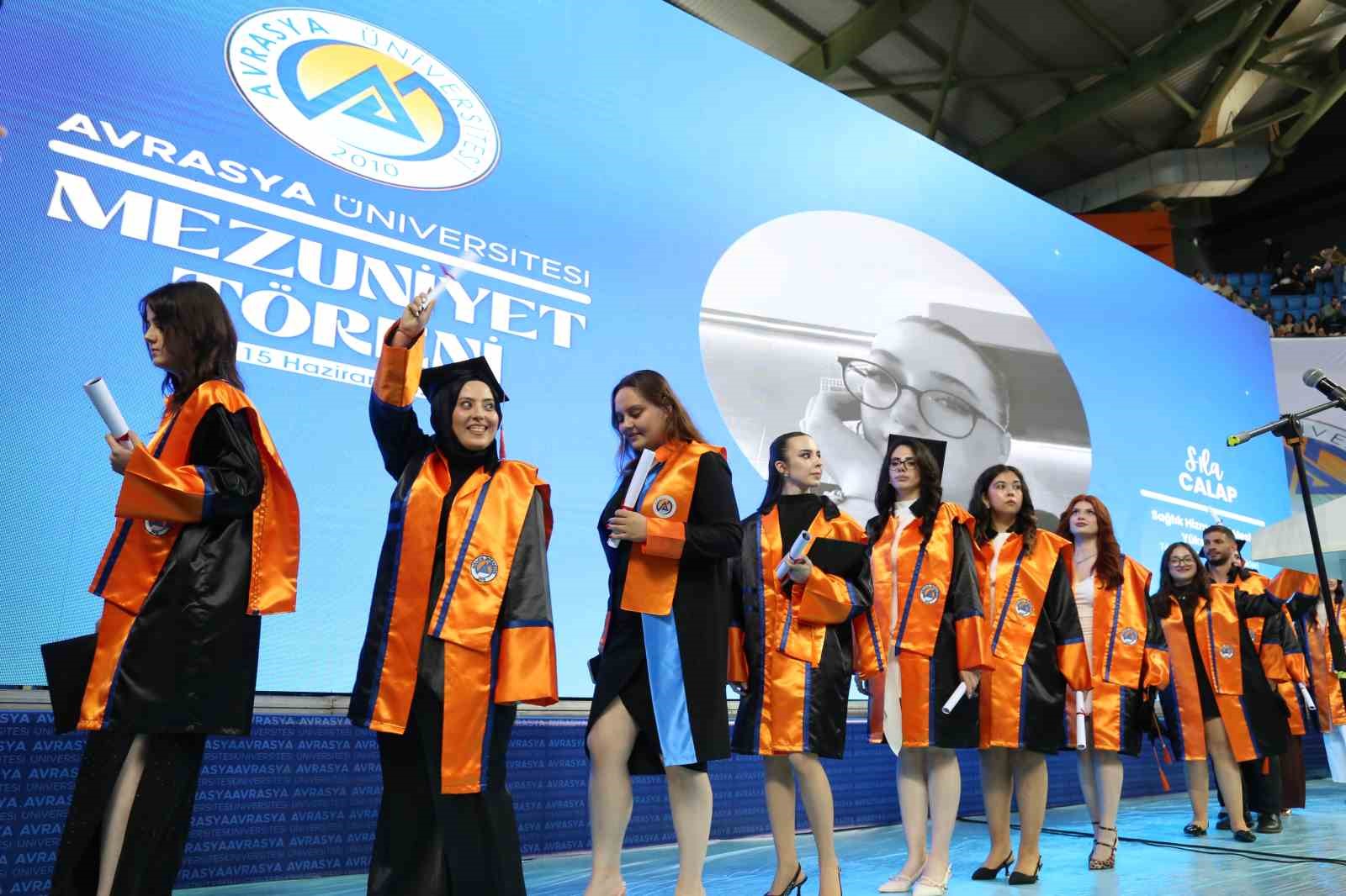 avrasya-universitesi-nde-mezuniyet-coskusu