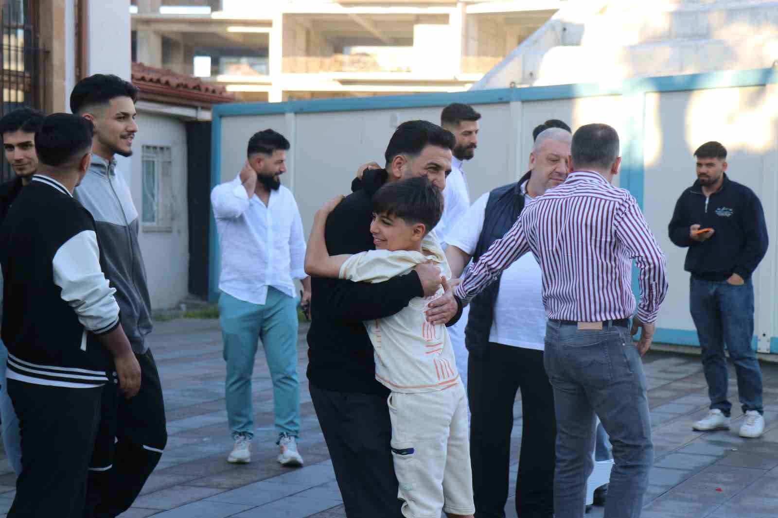 sakarya-da-vatandaslar-bayram-namazi-icin-camileri-doldurdu