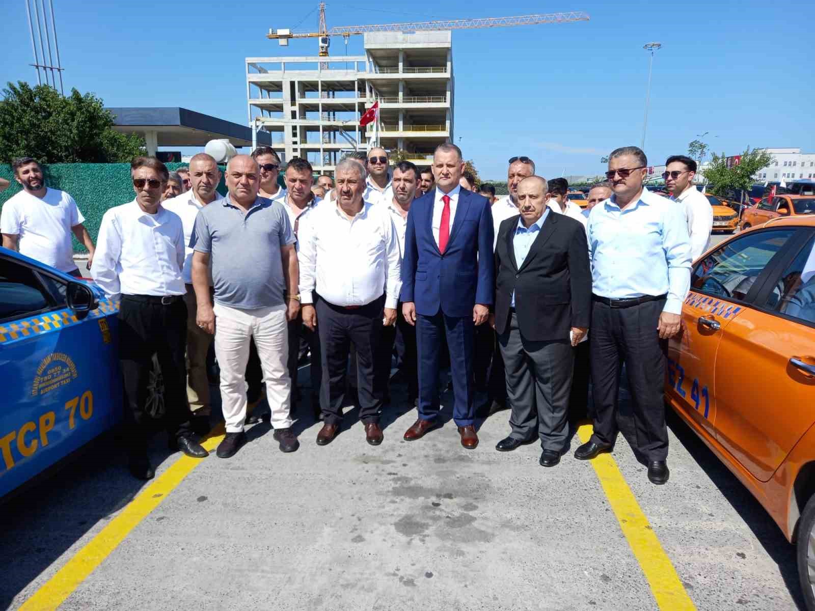 taksiciler-tarafindan-duzenlenen-15-temmuz-korteji-ataturk-havalimani-na-dogru-yola-cikti