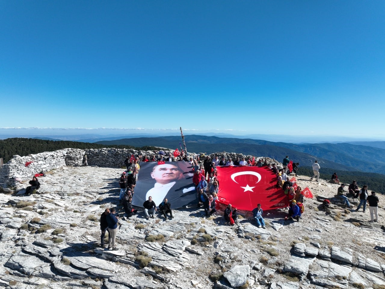 kazdaglari-nin-zirvesinde-bayrak-yuruyusu