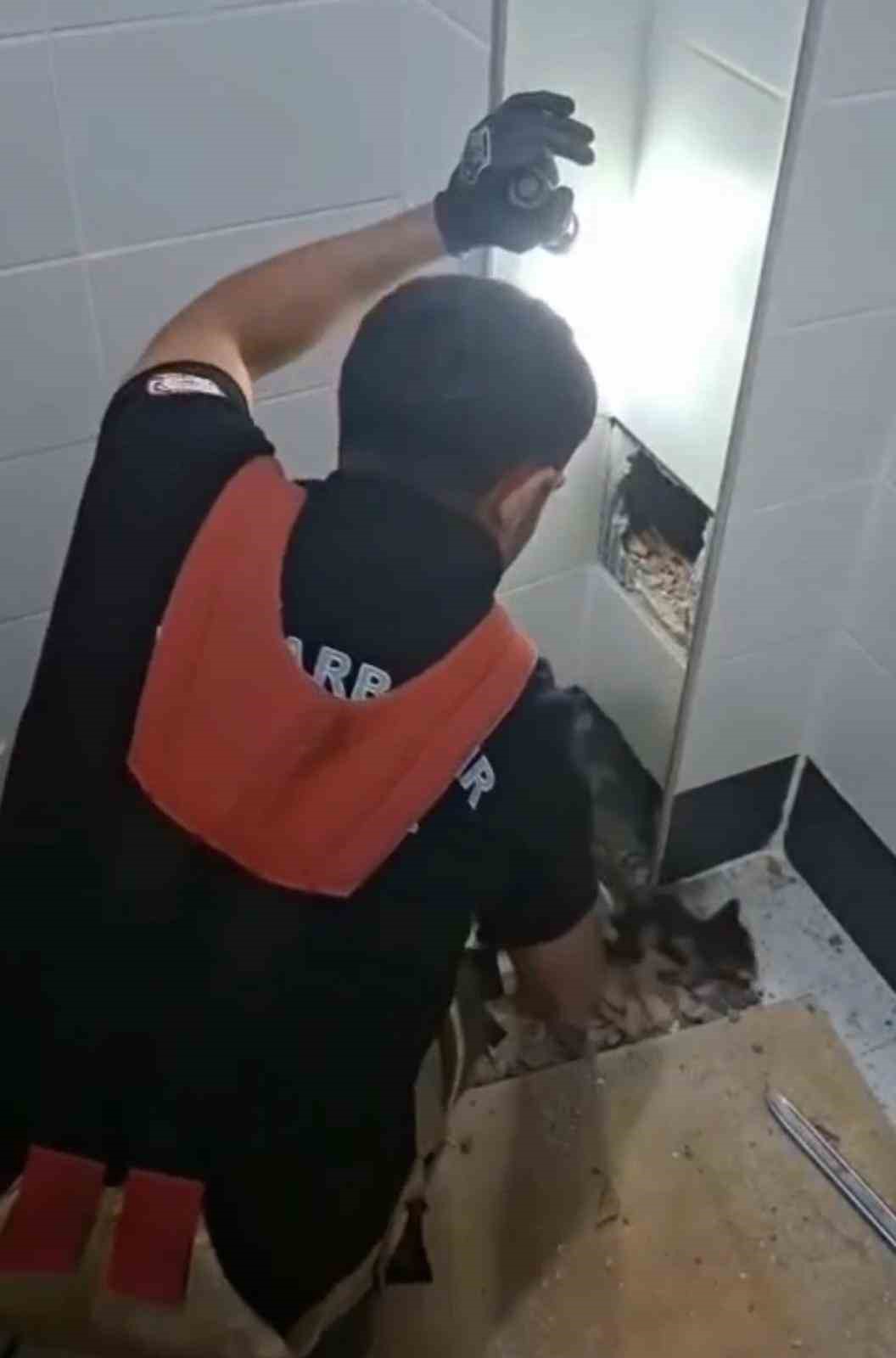 itfaiye-erleri-havalandirma-boslugunda-kalan-kedi-icin-seferber-oldu