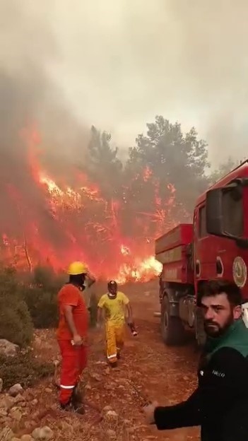 antalya-da-ekipler-alevlerin-arasinda-kalmaktan-son-anda-kurtuldu