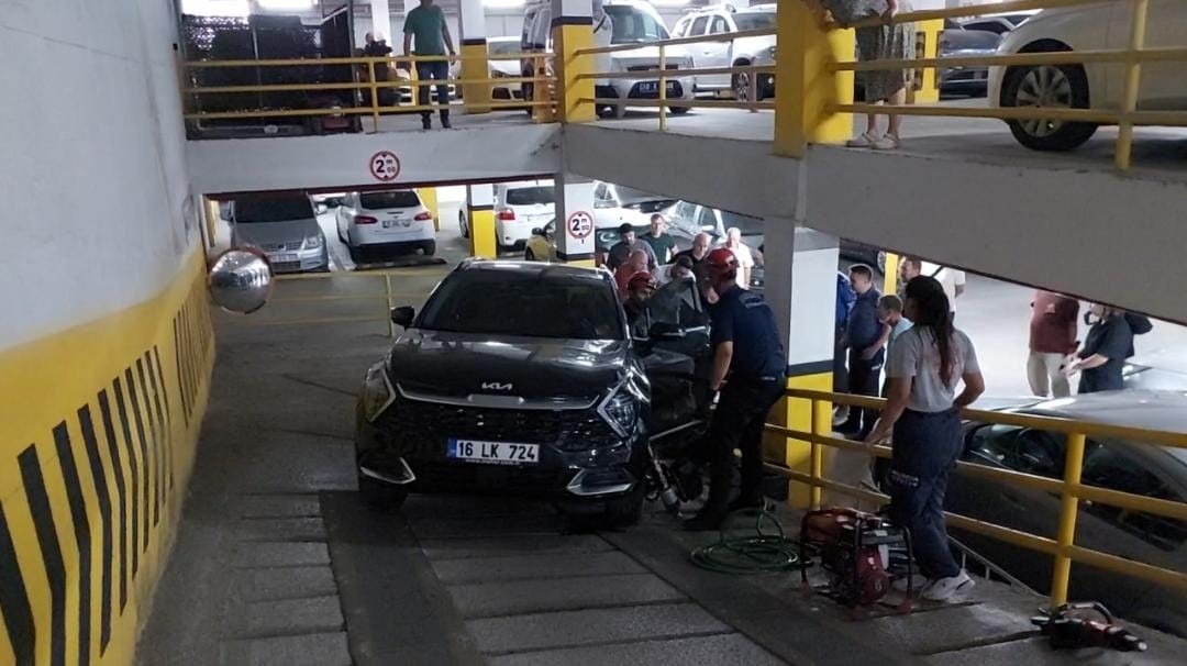otoparkta-otomobilin-altinda-kalan-genc-kadin-yaralandi