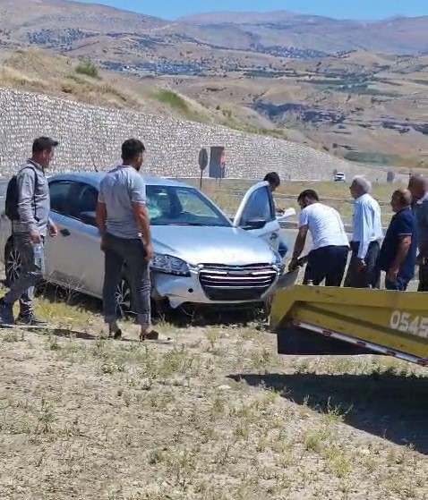 motosiklete-carpmamak-icin-manevra-yapinca-kaza-yapti-1-yarali