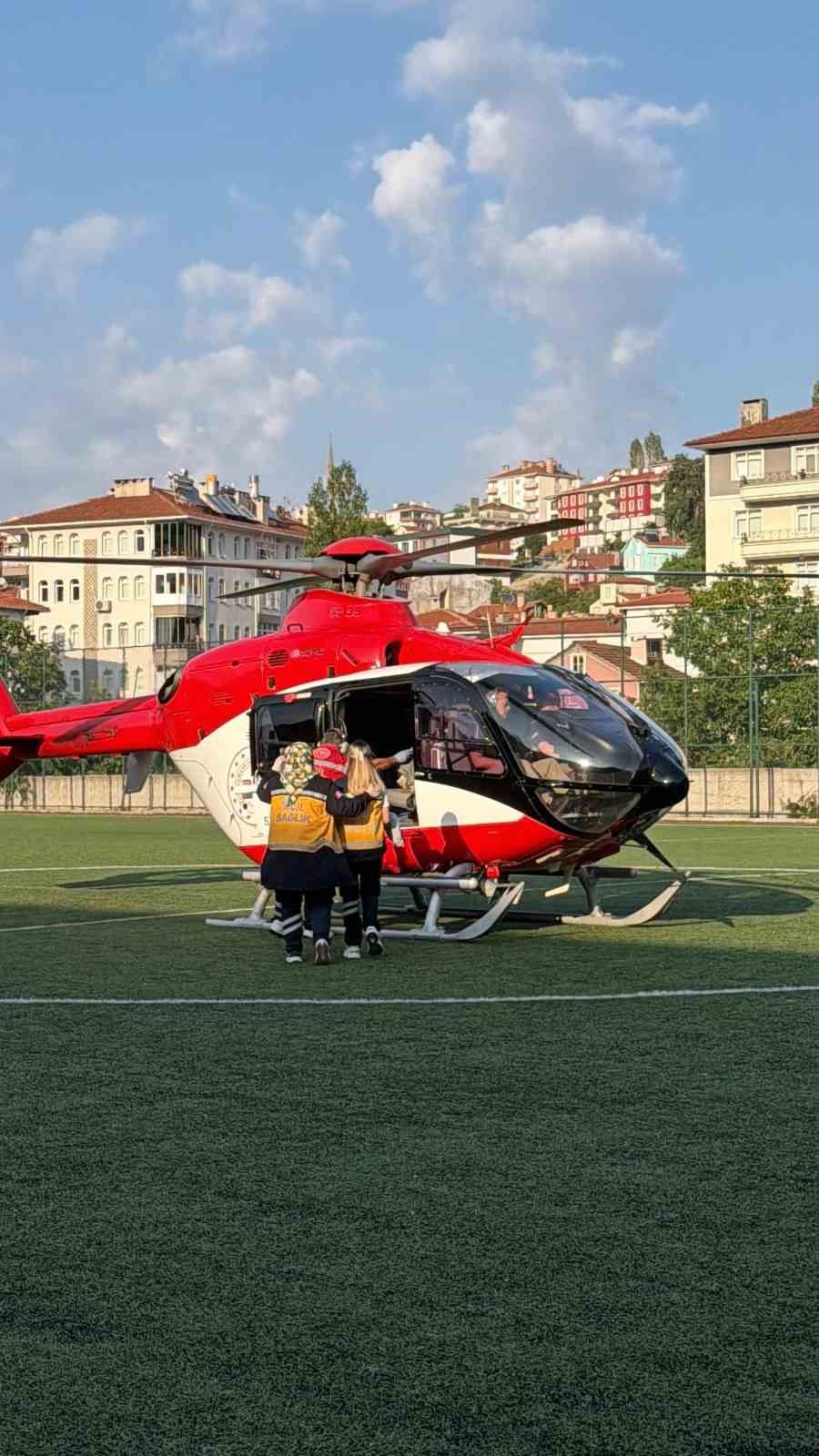 uzerine-kaynar-su-dokulen-bebek-icin-helikopter-ambulans-havalandi