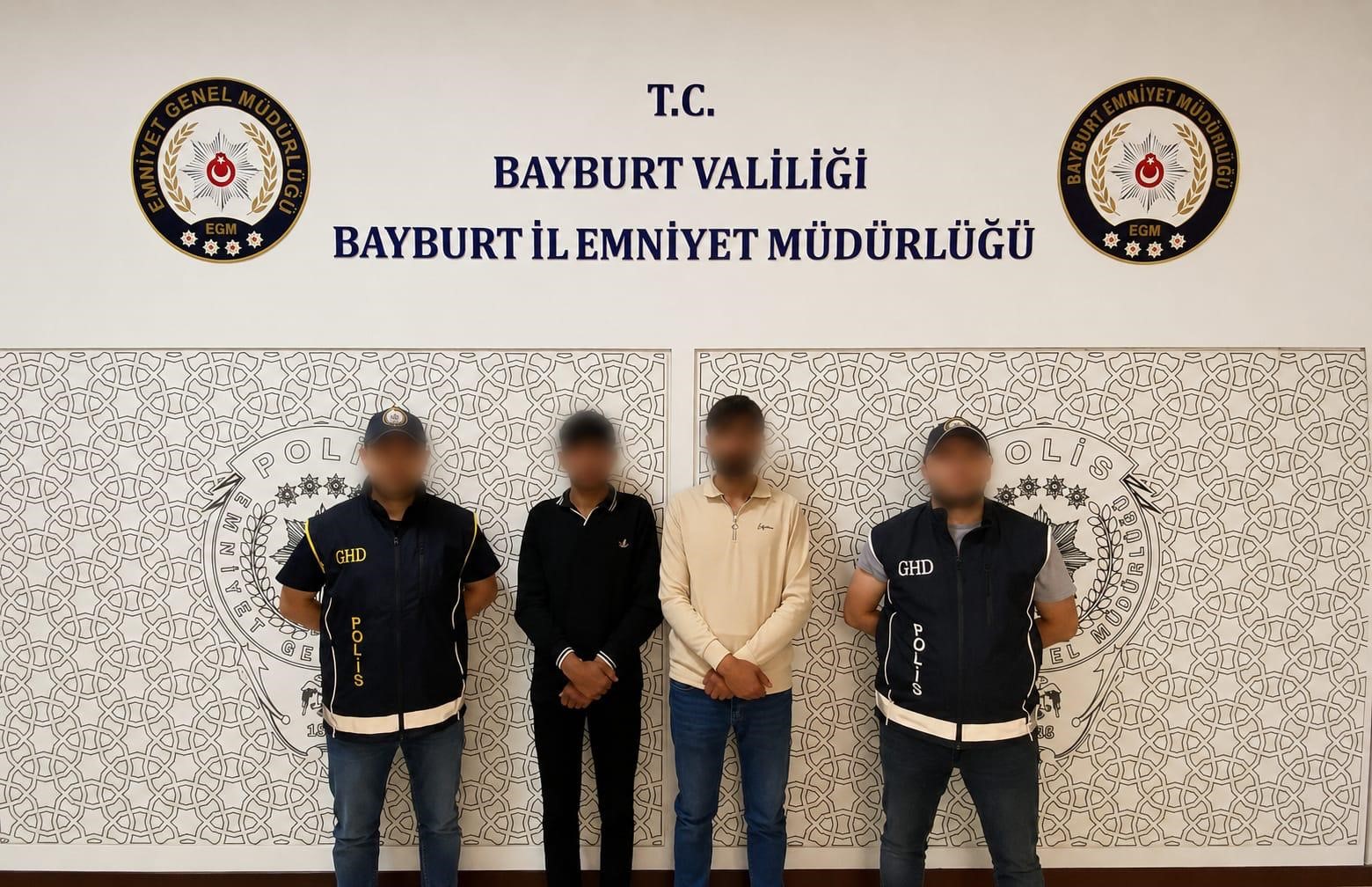 bayburt-ta-2-duzensiz-gocmen-sahte-yol-izin-belgesiyle-yakalandi