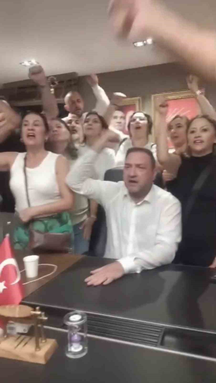 chp-izmir-de-olayli-gece-gumrukcu-il-binasina-girdi-taraflar-arasinda-arbede-cikti