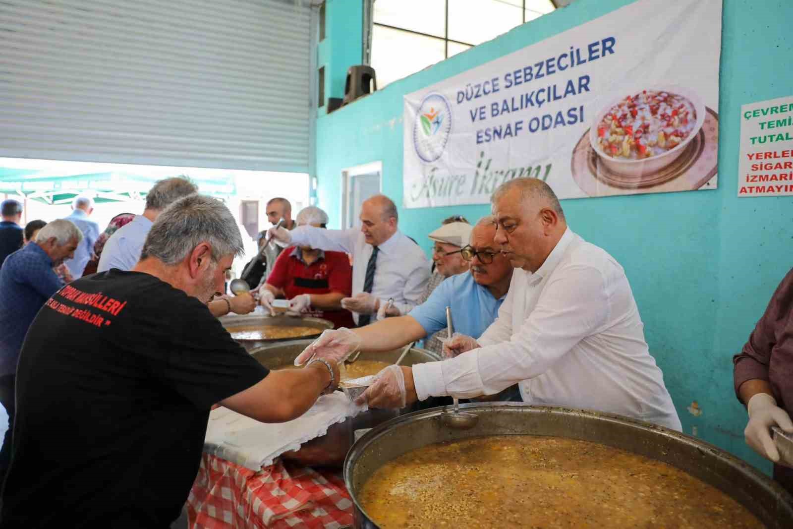 pazar-yerinde-asure-ikrami-gonulleri-bulusturdu