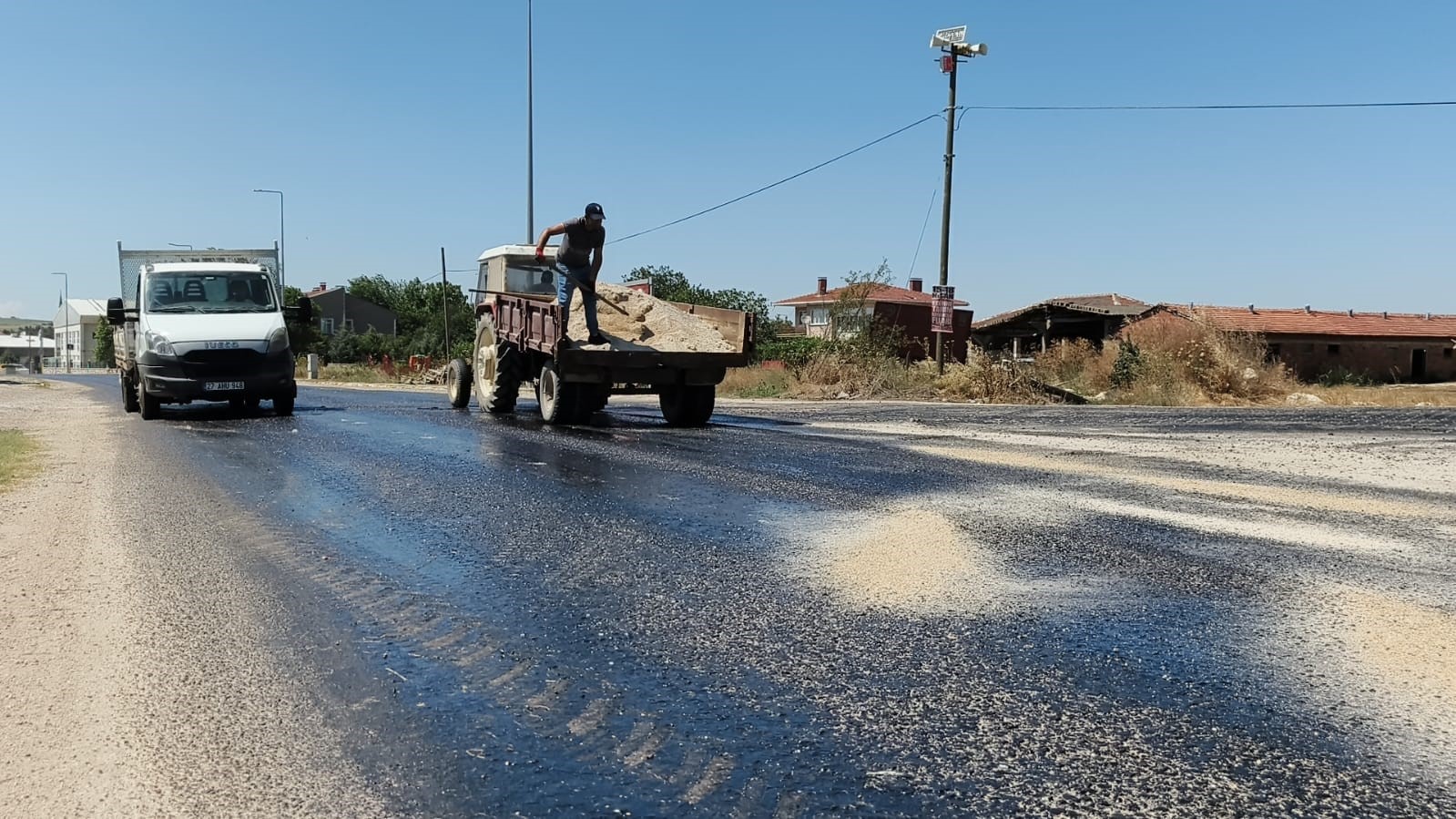 edirne-de-kavurucu-sicaklar-asfalti-eritti-belediye-ekipleri-yola-kum-serdi