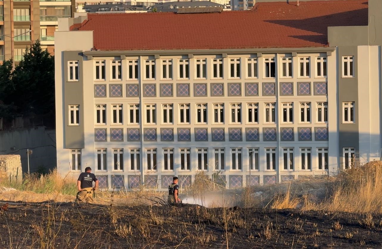 beylikduzu-nde-otluk-alanda-korkutan-yangin-alevler-sitelere-kadar-yaklasti