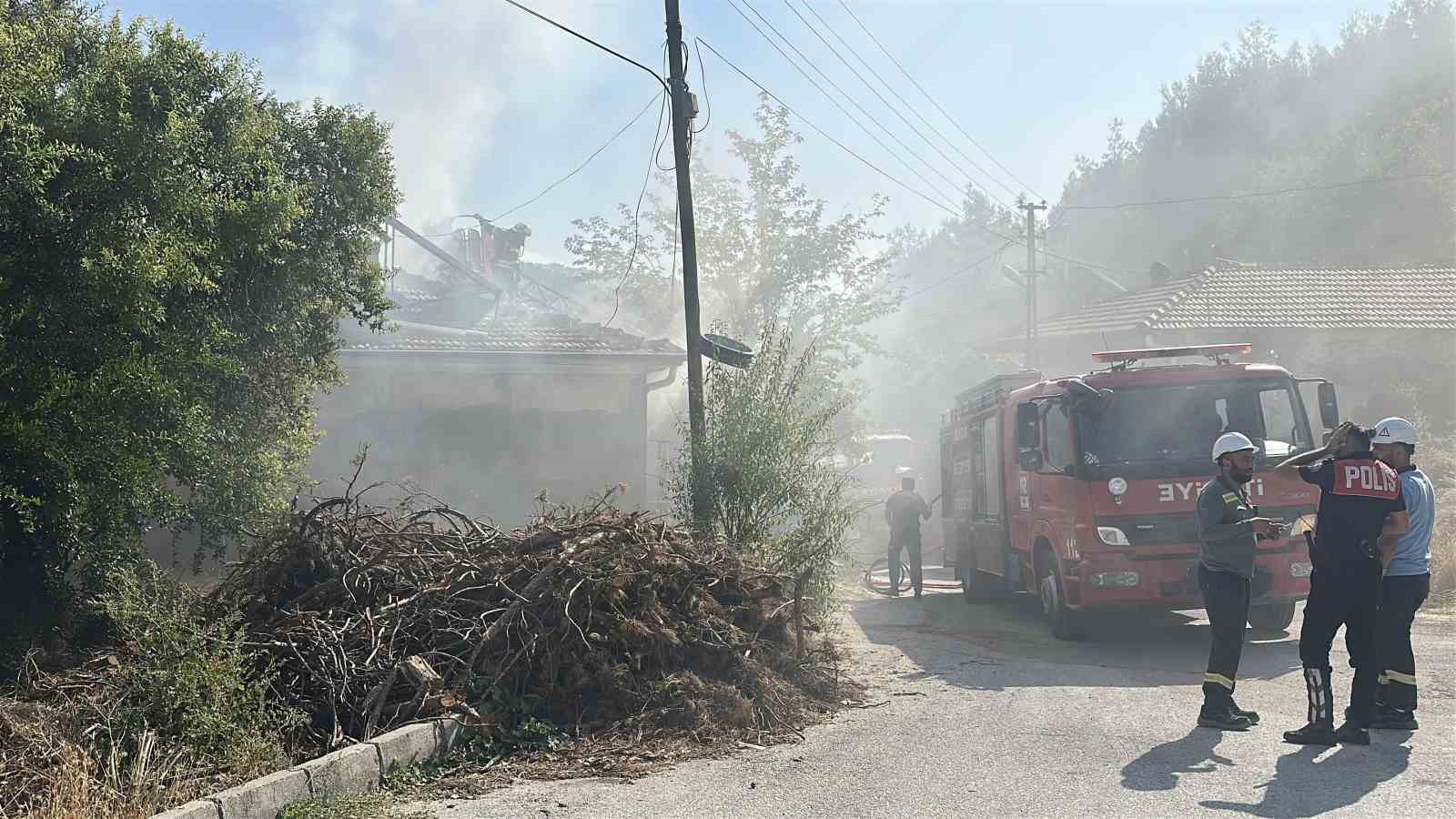 burdur-da-ev-yangini-dumanlar-mahalleliyi-tedirgin-etti