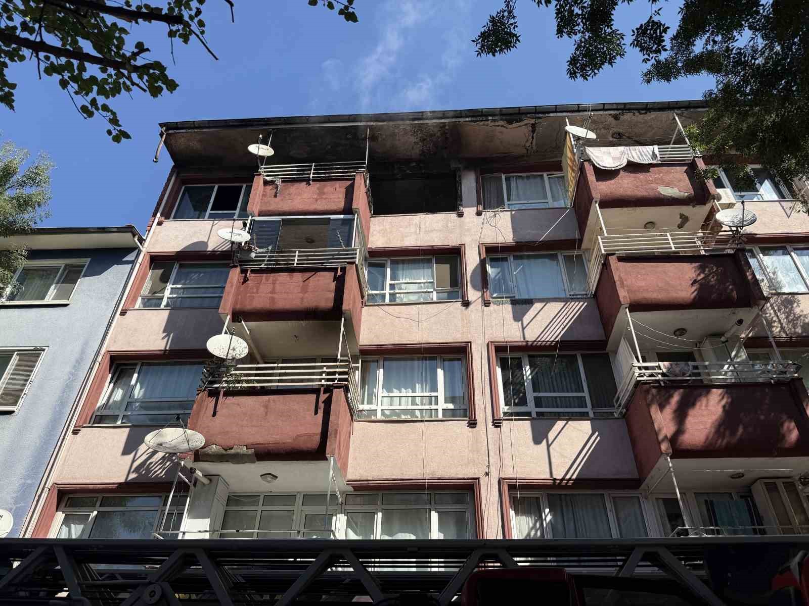 4-katli-binanin-ust-katinda-cikan-yangin-panige-neden-oldu