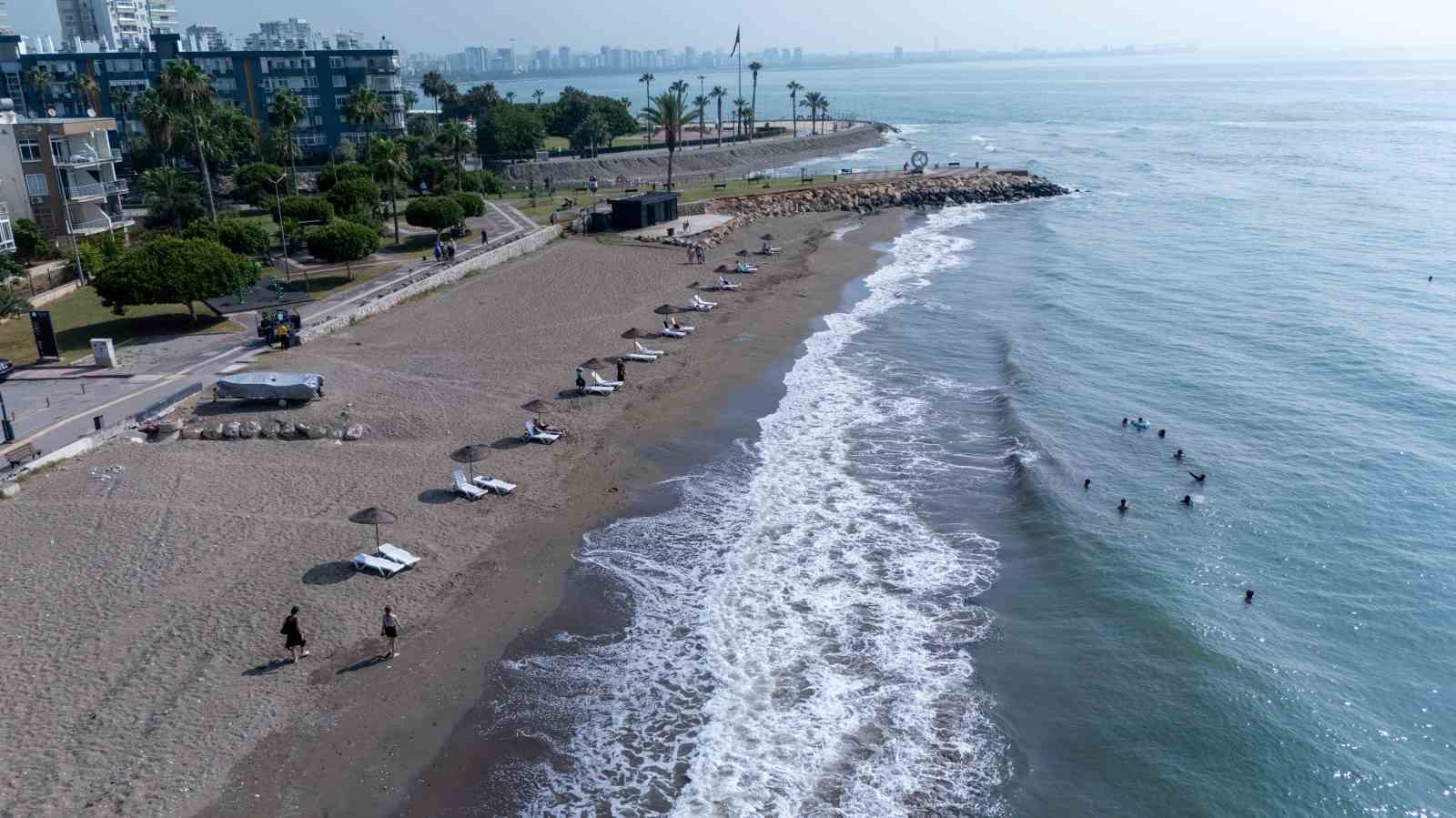 mezitli-belediyesinden-sahillerde-ucretsiz-sezlong-hizmeti