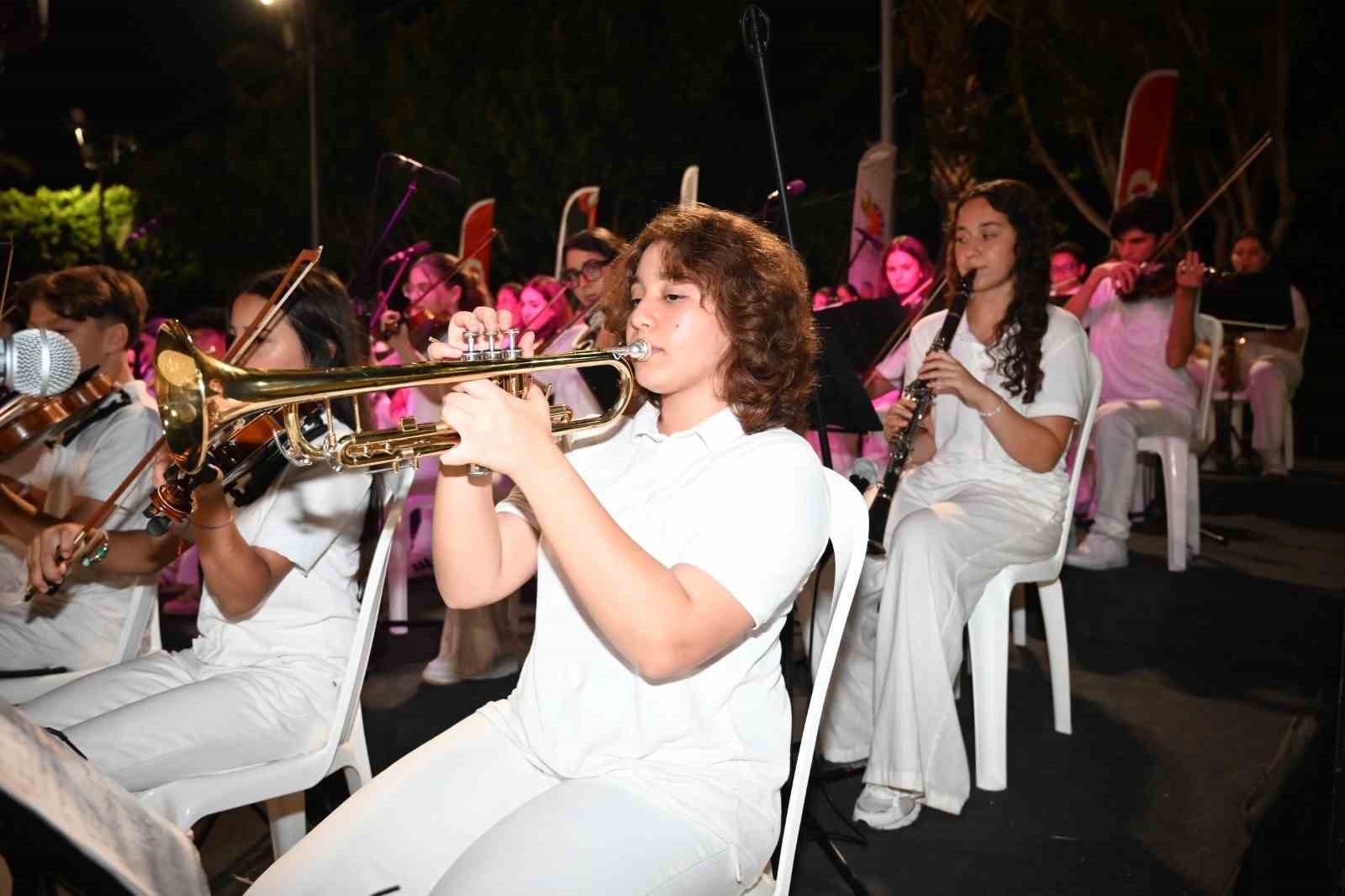 kemer-belediyesi-cumhuriyet-orkestrasi-sahne-aldi