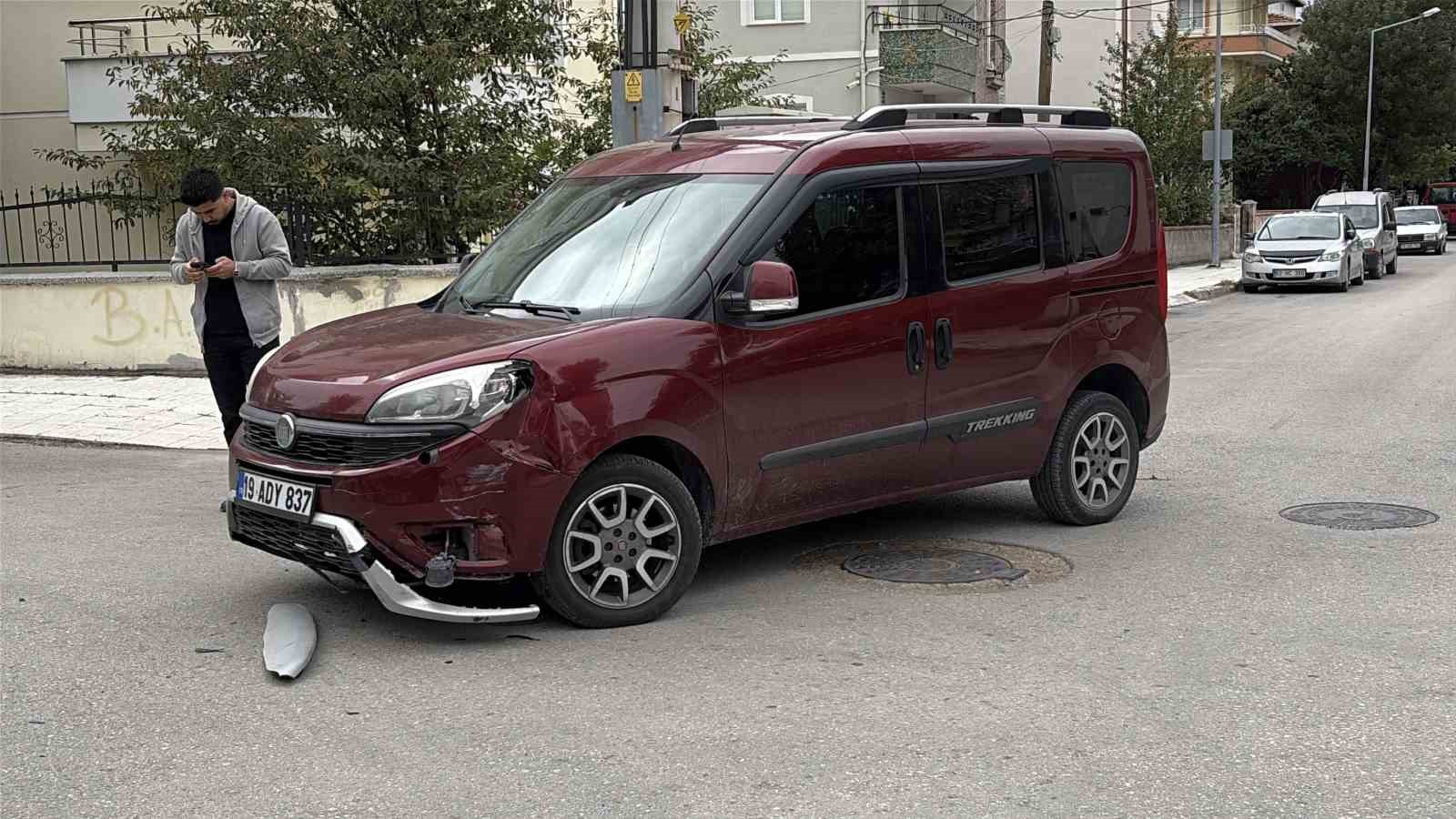 corum-da-hafif-ticari-arac-ile-elektrikli-motosiklet-carpisti-1-i-cocuk-2-yarali