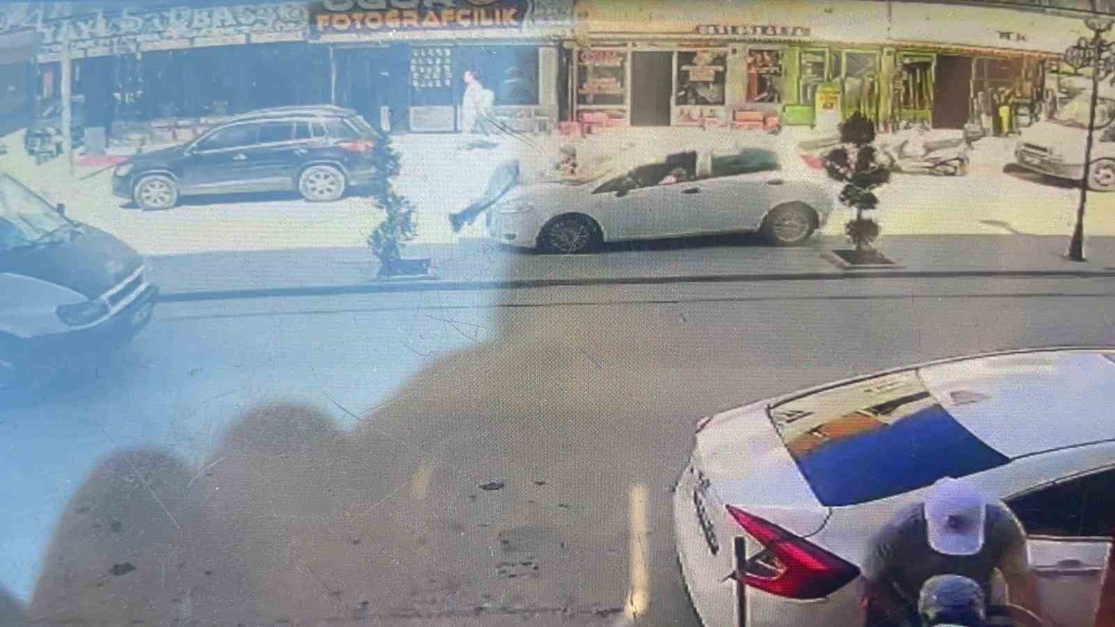 otomobilin-carptigi-yayanin-10-metre-savruldugu-anlar-kameraya-yansidi