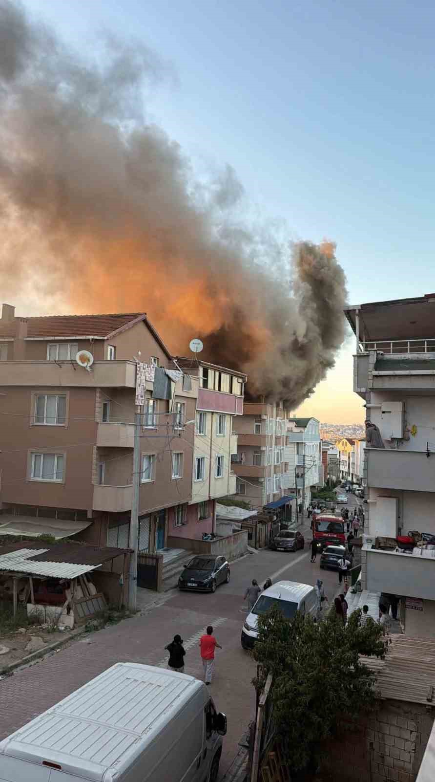 teras-katta-cikan-yangin-mahalleliyi-sokaga-doktu