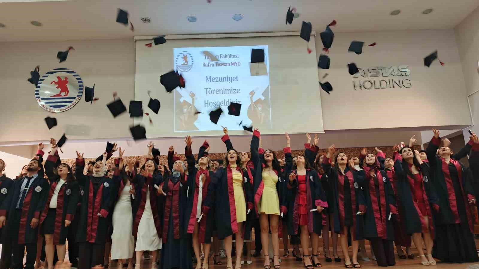 omu-bafra-turizm-fakultesi-ve-myo-da-mezuniyet-coskusu