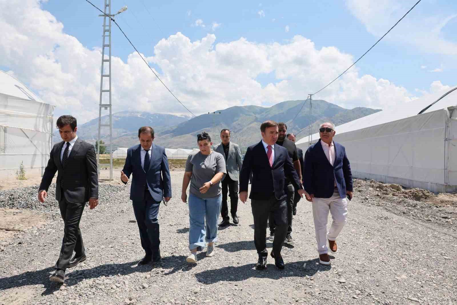 vali-aydogdu-toplu-sera-bolgesi-nde-ureticilerle-bulustu